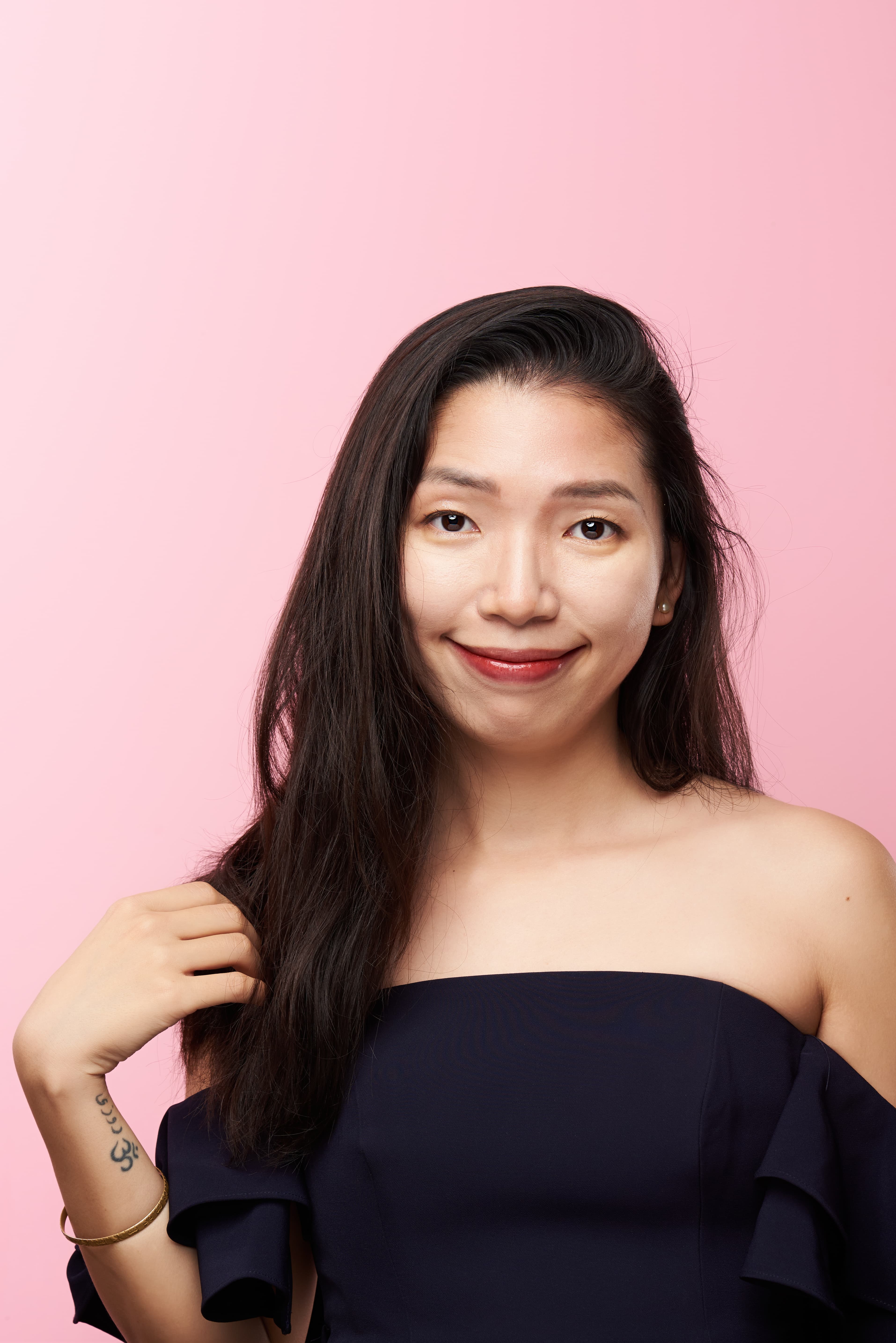 Hanny's portrait against pink background